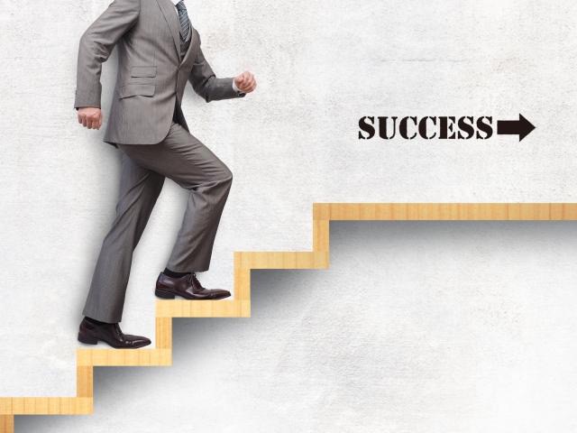 成功の階段を登る男性